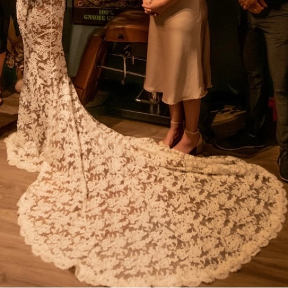 Daughter’s of Simone “Wren” wedding dress. Worn once for photos. Size Medium. - Picture 8 of 9